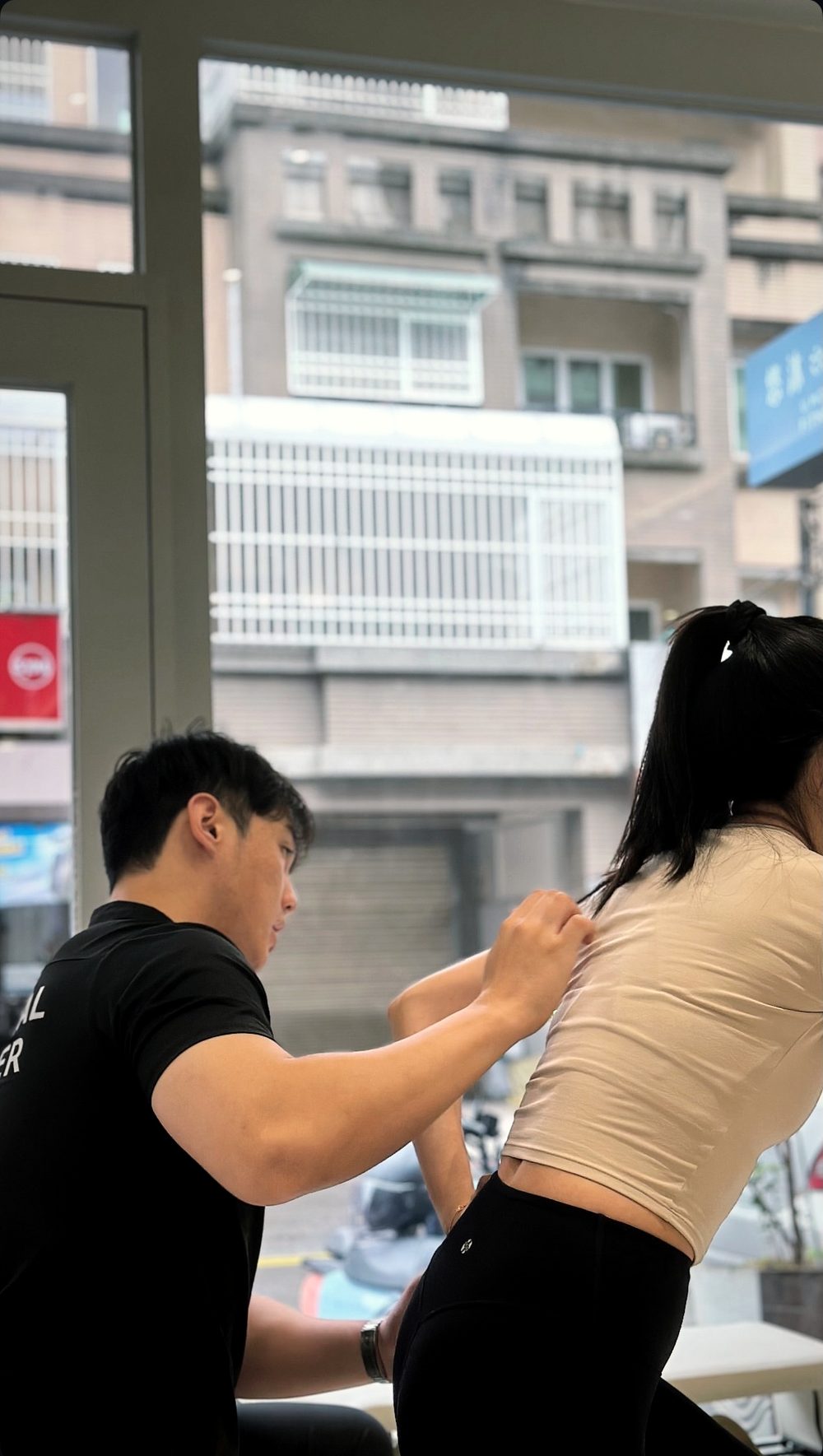 悠沐健身教練一對一指導動作